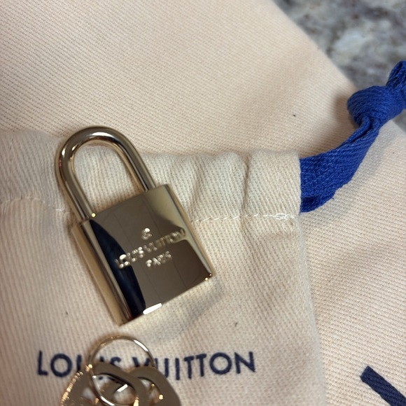 Brand new! Louis Vuitton gold lock and key #311 with pouch - Picture 3 of 5